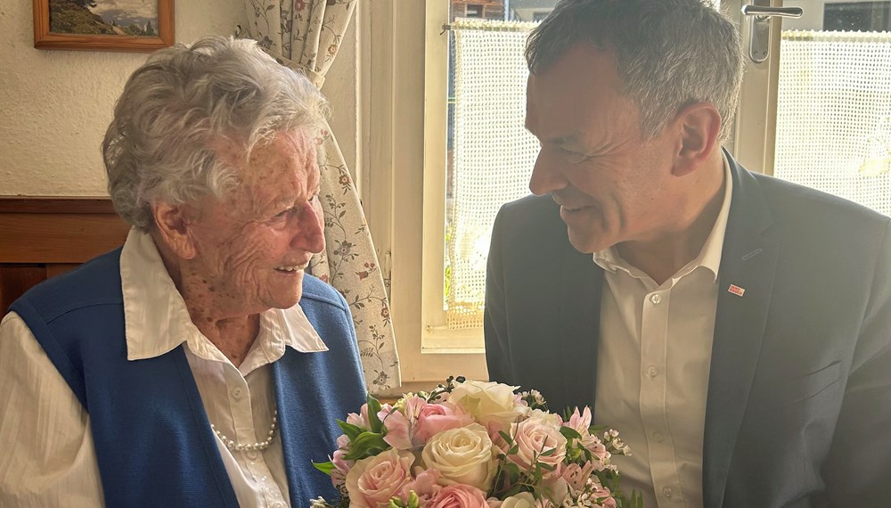 In Hötting freute sich Anna Maria Moser über die blumigen Grüße des Innsbrucker Bürgermeisters Georg Willi.
