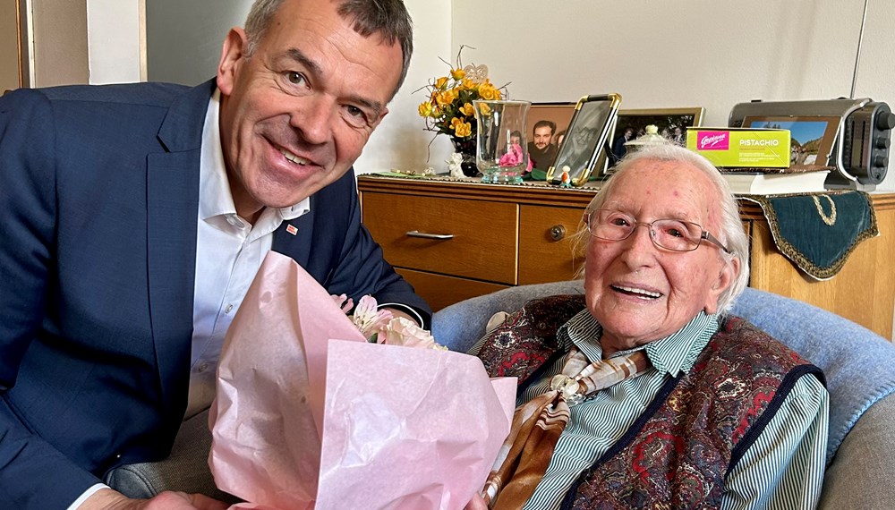 Bürgermeister Georg Willi gratulierte im Wohnheim Saggen Frau Hildegard Aranyossy zum 102. Geburtstag.