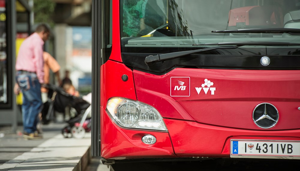 Die IVB-Linie R wird stadteinwärts über die Bachlechnerstraße – Fürstenweg umgeleitet, die Haltestellen Technikerhaus und Fischnalerstraße entfallen. In Fahrtrichtung Rehgasse erfolgt die normale Linienführung.