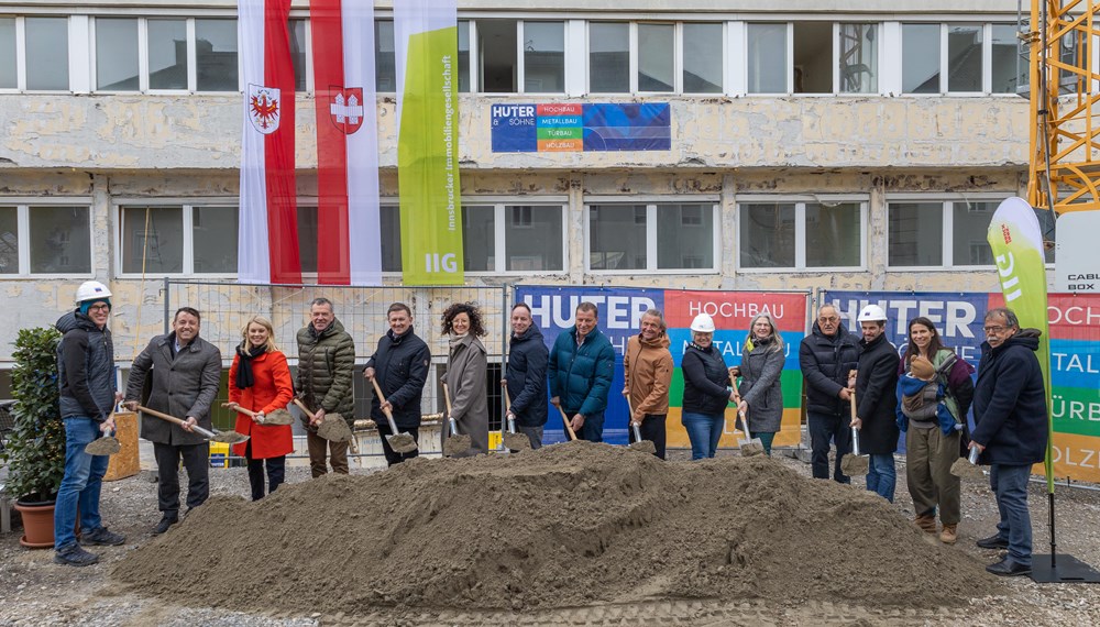 Freuten sich, dass die Bauarbeiten für das zukünftige Betreuungs- und Beratungszentrum am Domanigweg starten: (v. l.:) IIG-Geschäftsführer Franz Danler, (2. v. l.). Frauenstadträtin Elisabeth Mayr, Bürgermeister Georg Willi, Reinhard Halder (Geschäftsführer Jugendland), Julia Schratz (Geschäftsführerin lilawohnt), Vizebürgermeister Markus Lassenberger, Gemeinderat Helmut Buchacher, Jasmine Rosa Hangl (Projektleiterin IIG, 5. v. r.), Gemeinderat Thomas Schultze, Gemeinderätin Janine Bex, Gemeinderat Gerhard Fritz sowie Mitarbeitende der IIG und der bauausführenden Betriebe.