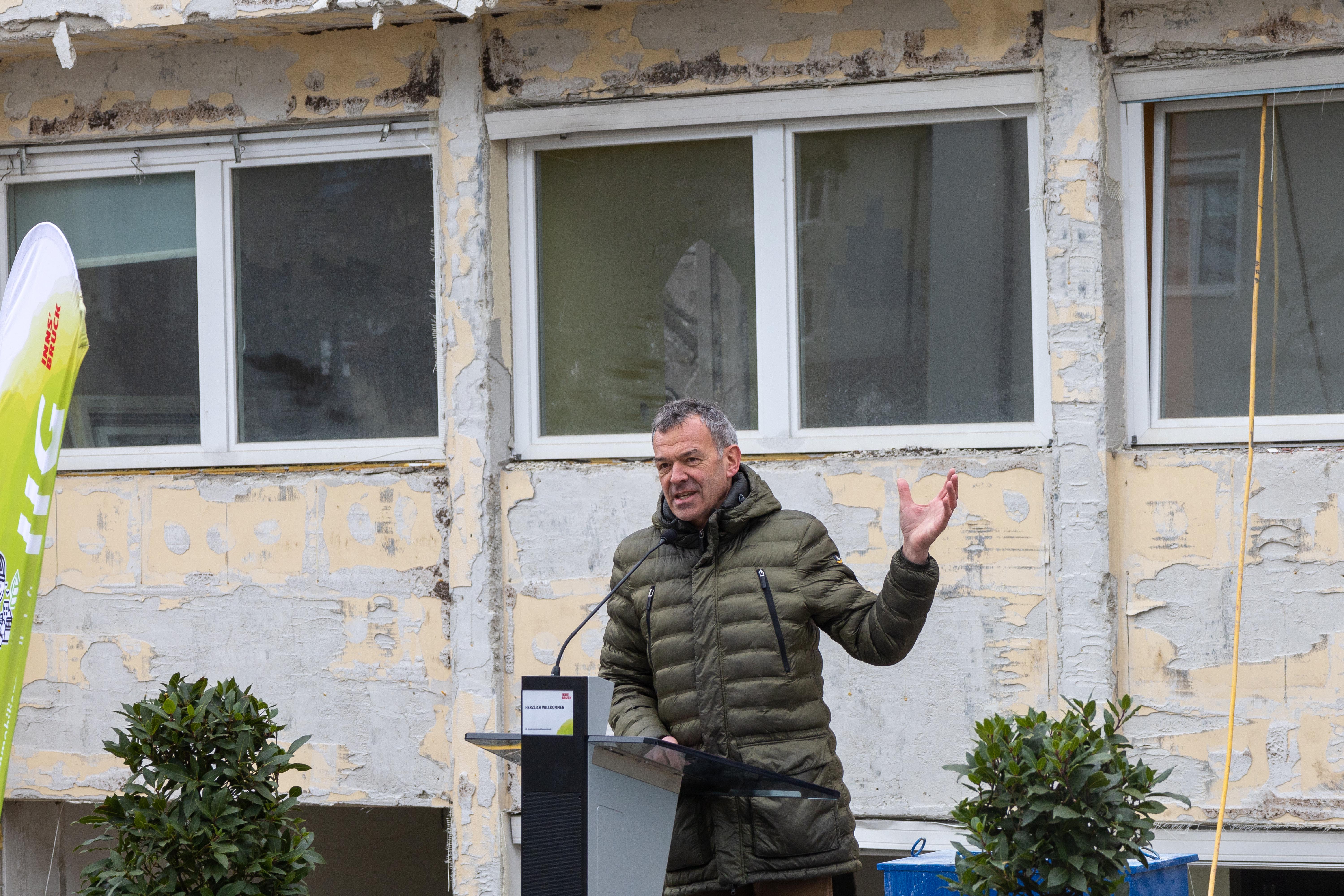 Bürgermeister Georg Willi freut sich, dass in naher Zukunft betroffenen Menschen am Domanigweg 3 und 3a einen sicheren Ort samt Beratung vorfinden.