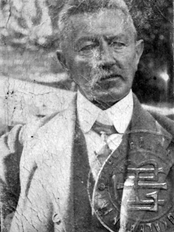 Oberst Ludwig von Tschan (1865–1929) hatte seine gesamte militärische Laufbahn über bei den Tiroler Kaiserjägern gedient.