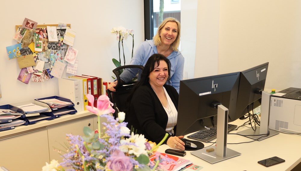 Zwei Powerfrauen leiten das Wohnheim Tivoli: Pflegedienstleiterin Luzia Knapp und Heimleiterin Claudia Ellmerer (stehend).
