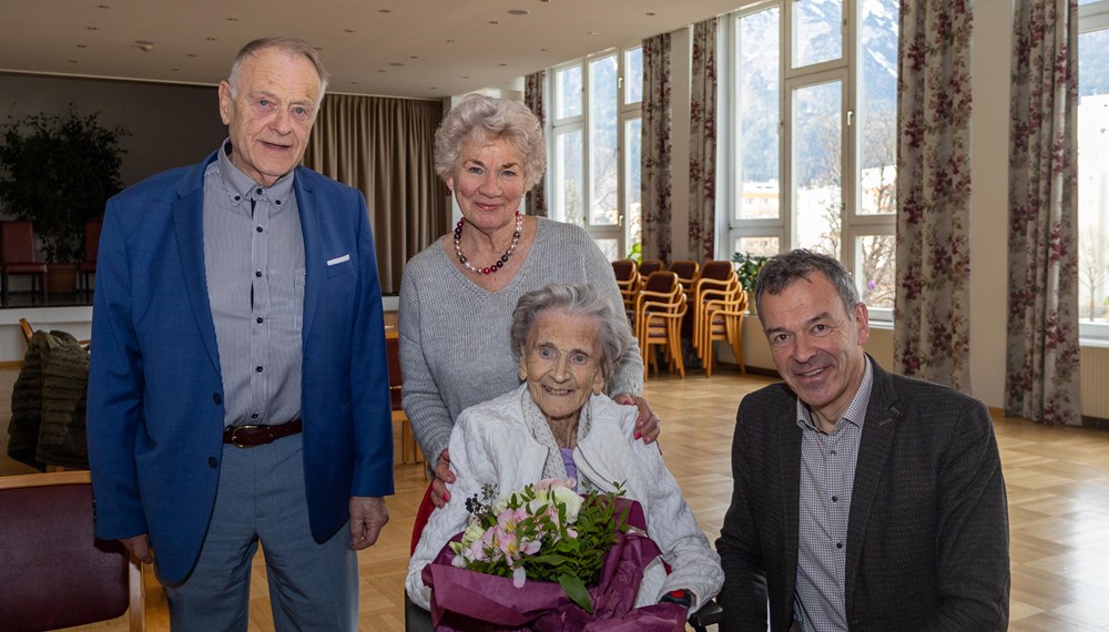 Bürgermeister Georg Willi gratulierte der lebensfrohen Jubilarin Ilse Plank im Beisein ihres Sohnes Rolf und Schwiegertochter Brigitte Plank zum 101. Geburtstag.