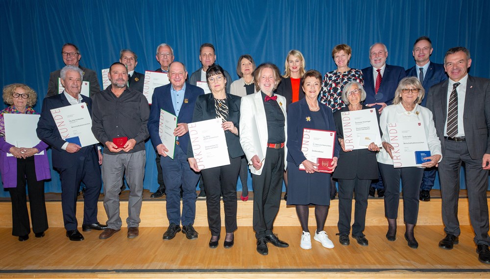 (2.R., v.l.n.r.) Wolfgang Begus, Johann Steixner, Propst Florian Huber, Heinz Sporschill, Stadträtin Uschi Schwarzl, Stadträtin Elisabeth Mayr, Stadträtin Christine Oppitz-Plörer, Vizebürgermeister Andreas Wanker und Vizebürgermeister Markus Lassenberger, (1.R., v.l.n.r.) Gertraud Kopp, Jörg Trenkwalder, Andreas Sporschill, Franz Stelzl, Sigrid Zimmermann, Siegfried Parth, Marie-Luise Pokorny-Reitter, Rosa Thüminger, Gerda Seiler und Bürgermeister Georg Willi beim Ehrungsabend der Stadt Innsbruck.
