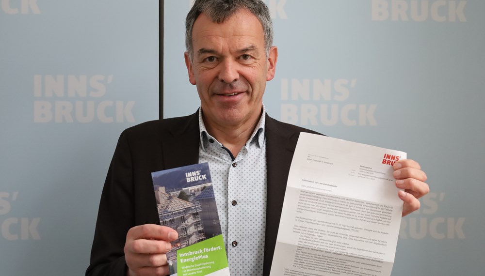 Bürgermeister Georg Willi weist auf das Informationsschreiben zum Thema Leerstandsabgabe hin, das aktuell an alle Innsbrucker Haushalte versendet wird.