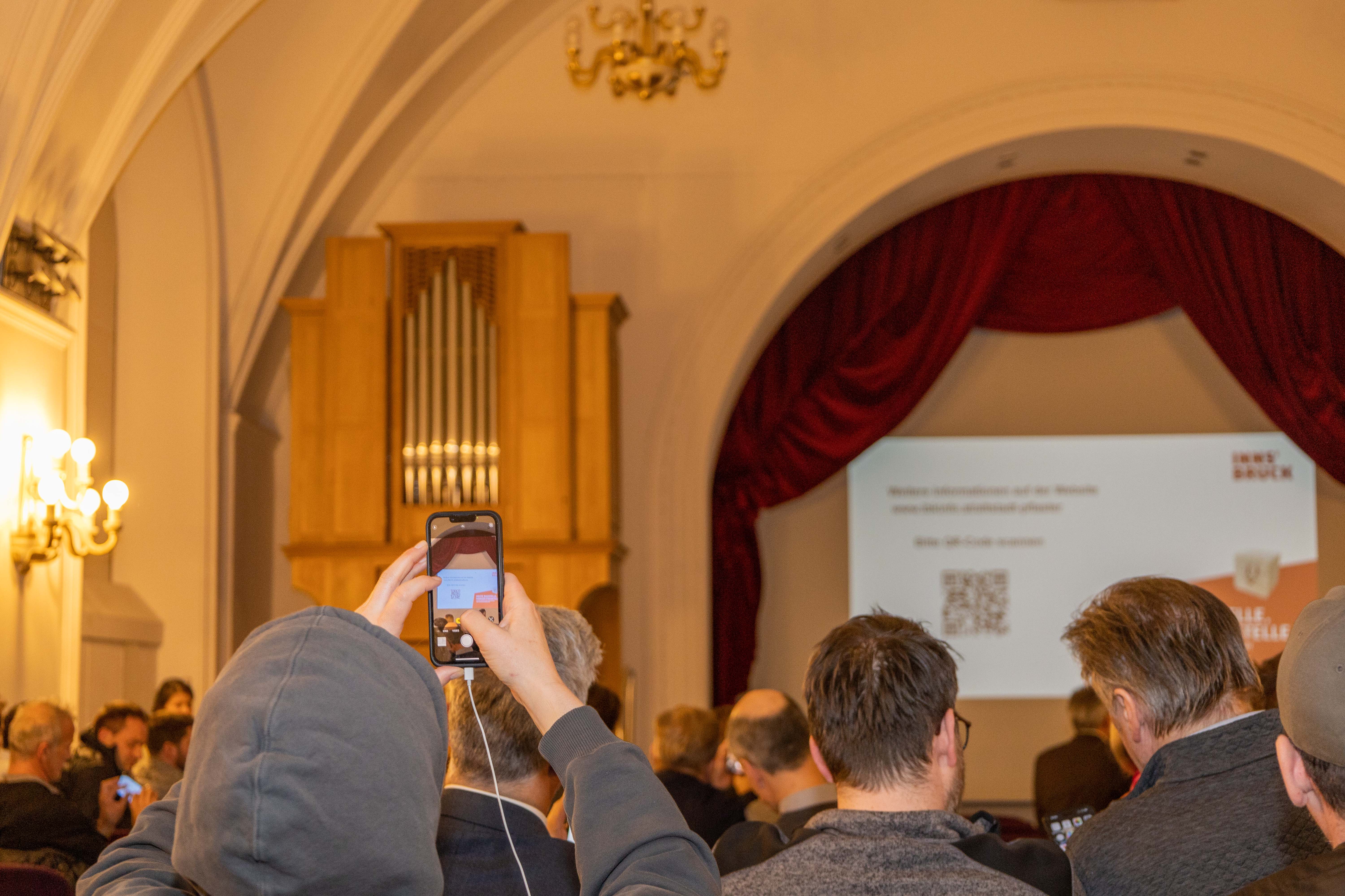 Immer informiert: Über einen QR Code gelangen Interessierte auf die Website www.ibkinfo.at/altstadt-pflaster und erfahren dort alles Wissenswerte über die Baufortschritte.