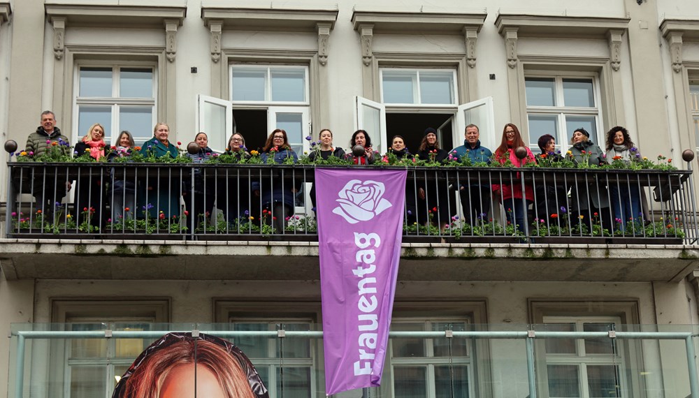 Bürgermeister Georg Willi (l.), Stadträtin Elisabeth Mayr (2.v.l.), Stadträtin Uschi Schwarzl (3.v.l.), VertreterInnen des Gemeinderates sowie verschiedener Frauenorganisationen hissten gemeinsam mit Referatsleiterin Uschi Klee (3.v.r.) die Fahne am Innsbrucker Rathaus.