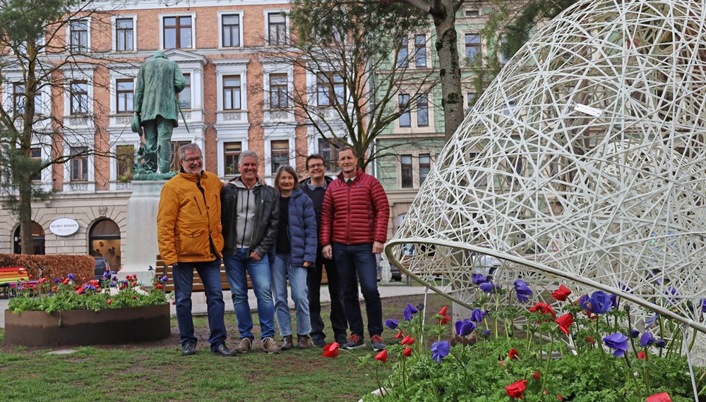 Das Amt für Grünanlagen schafft zu jeder Jahreszeit Erholungsräume für alle InnsbruckerInnen: Stadträtin Uschi Schwarzl mit (v.l.) Alexander Legniti (Friedhöfe), Stefan Engele (Pflege und Service), Markus Pinter (Planung und Bau) und Thomas Klingler (Amtsleiter Grünanlagen, Stadtgartenverwaltung).