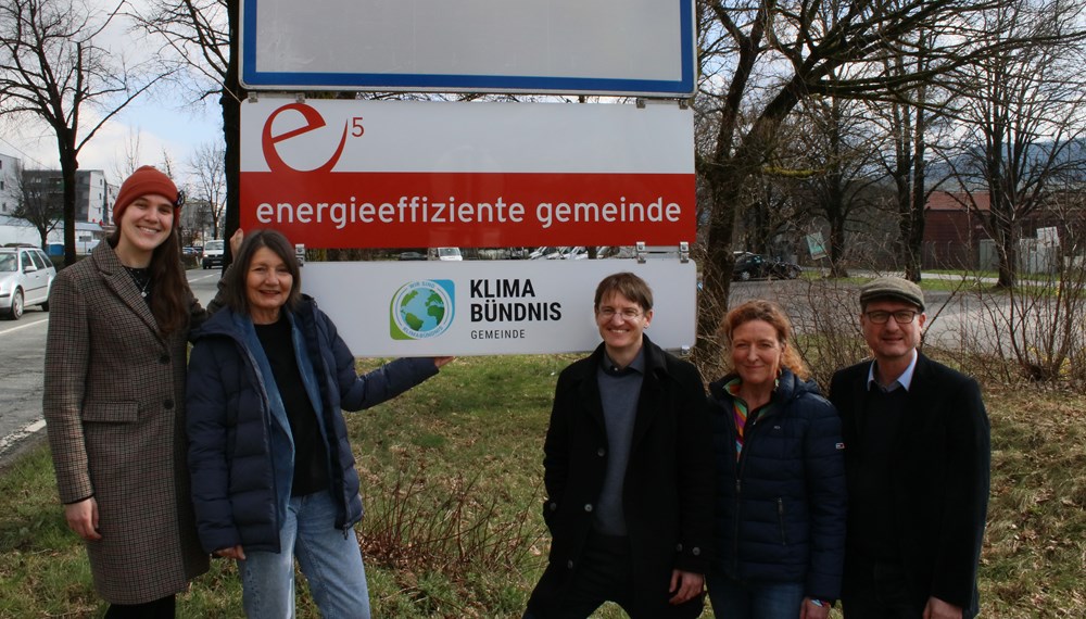 Stadträtin Uschi Schwarzl (2.v.l.), Amtsvorstand Michael Deflorian (3.v.r.), sowie die Klimabeauftragten Nadine Winzer (l.) und Christine Schermer (2.v.r.) vom Amt Klimaneutrale Stadt freuen sich mit Geschäftsführer Andrä Stigger (Klimabündnis Tirol, r.) über die Kooperation zwischen Stadt und Klimabündnis.