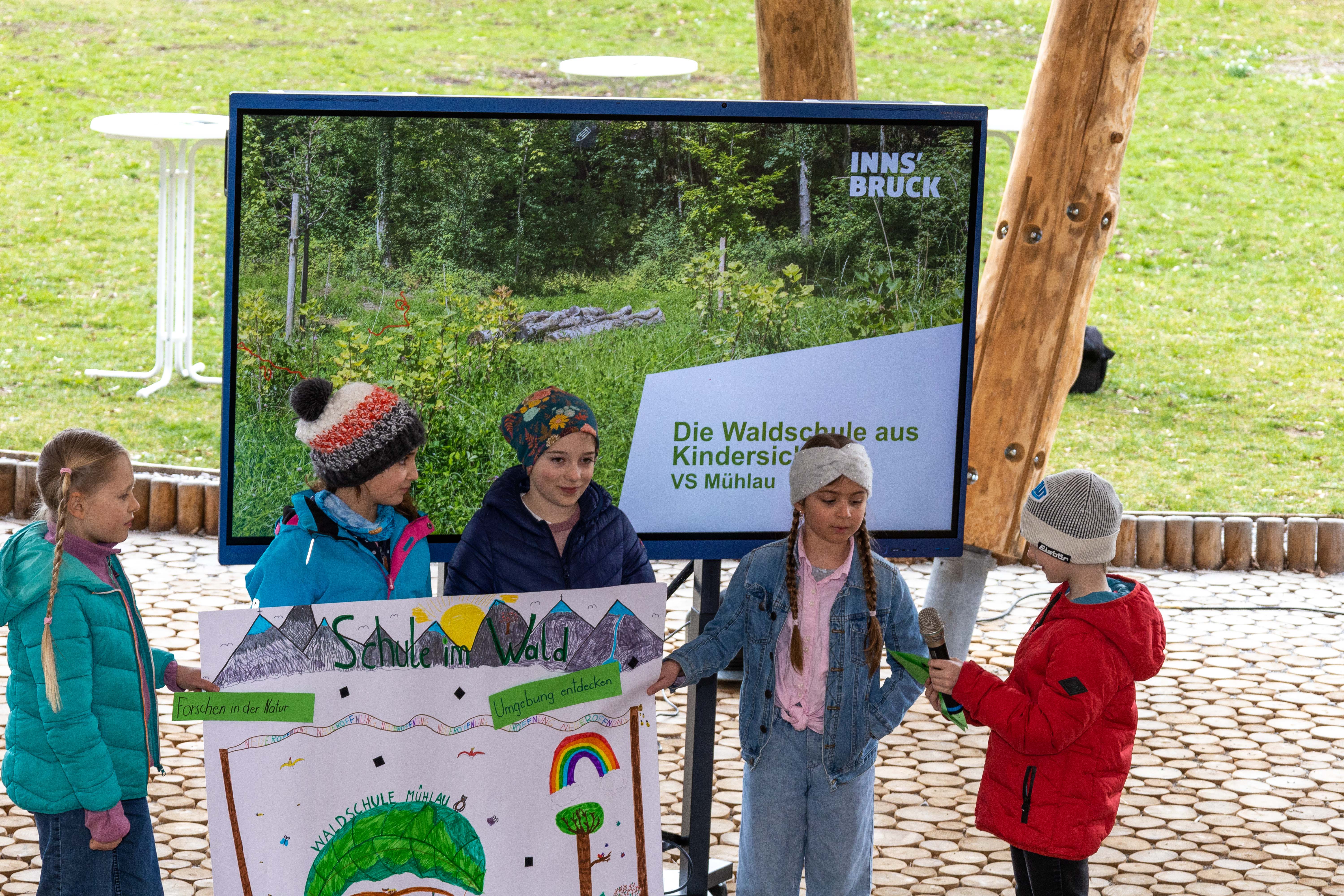 Waldschule aus Kindersicht: Die Schulkinder der Volksschule Mühlau präsentieren mit einem Plakat den zahlreichen Gästen ihre Vorstellungen der neuen Waldschule.