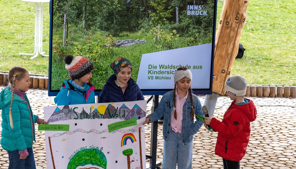 Waldschule aus Kindersicht: Die Schulkinder der Volksschule Mühlau präsentieren mit einem Plakat den zahlreichen Gästen ihre Vorstellungen der neuen Waldschule.