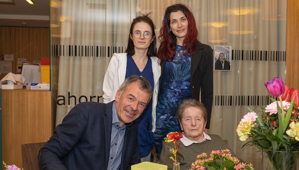 Gratulierten Frau Elisabeth Plattner zum 102. Geburtstag: Bürgermeister Georg Willi, Pflegedienstleiterin Jacqueline Kempf (r.) und Stationsleiterin Vedina Glantschnig (l.).