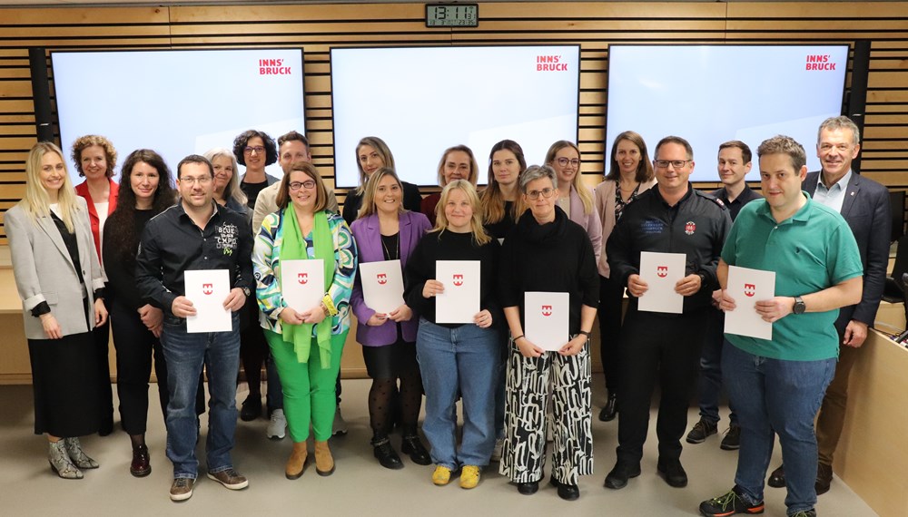 Die Stadt Innsbruck bietet aktuell elf verschiedene Lehrberufe in unterschiedlichen Bereichen des Stadtmagistrats an. Mehrere Lehrlings-AusbildnerInnen nahmen in den vergangenen Monaten an einer internen MentorInnen-Ausbildung teil.
Bürgermeister Georg Willi gratulierte bei der Verleihung der Zertifikate am 13. März und betonte, wie wichtig die Unterstützung in der individuellen Entwicklung und Entfaltung der Talente und Stärken eines Lehrlings sei: "MentorInnen ermutigen und inspirieren Lehrlinge, Herausforderungen anzupacken. Sie geben Anregungen, unterstützen und leiten durch die Lehrzeit."