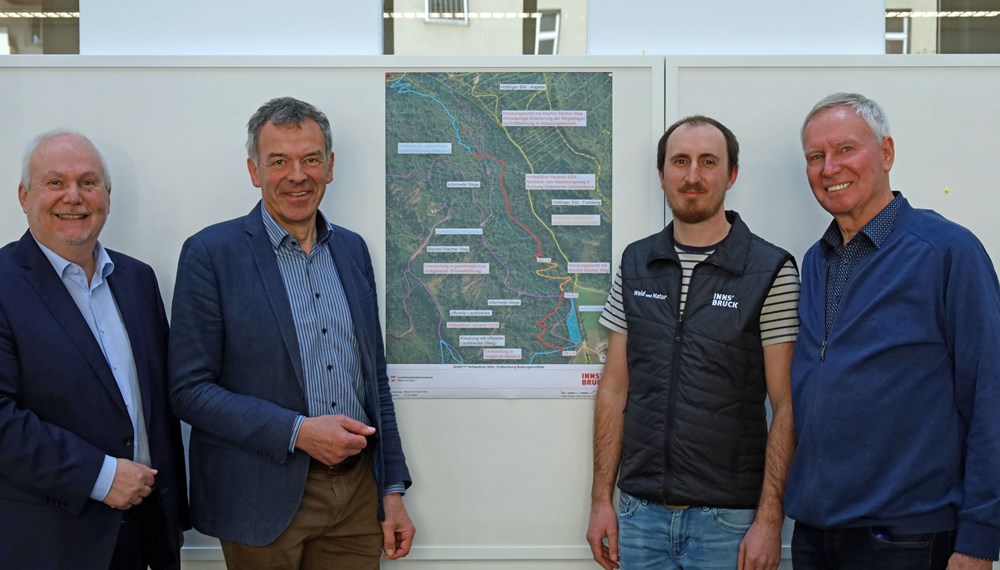 Bürgermeister Georg Willi (2.v.l.), Vizebürgermeister Andreas Wanker (l.), Referent David Messner (2.v.r.) und Schriftführer Meinhard Egger (Bischof-Stecher-Gedächtnisverein) präsentieren die gemeinsame Lösung für den Hofwald-Trail.