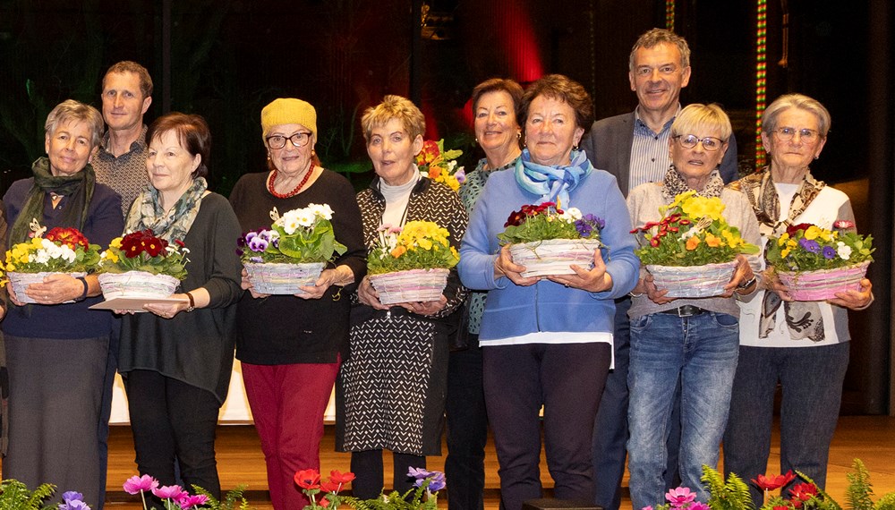 Bürgermeister Georg Willi (3.v.r.) und Amtsvorstand Thomas Klingler (Grünanlagen, 9.v.r.) freuen sich mit GewinnerInnen des Blumenschmuck- und Gartenwettbewerbs.