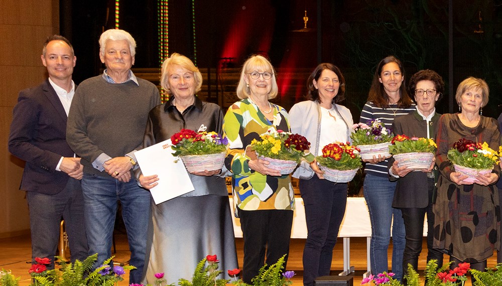 Vizebürgermeister Markus Lassenberger (l.) mit GewinnerInnen des Bewerbs bei der offiziellen Preisverleihung im Haus der Musik.