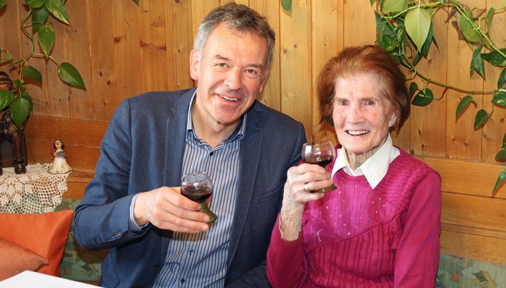 Zum „Hunderter“ stoßen Maria Weger (r.) und Bürgermeister Georg Willi mit Rotwein aus Südtirol an.