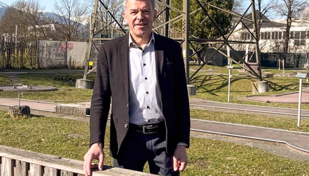 Bürgermeister Georg Willi bei der Minigolfanlage am Baggersee.