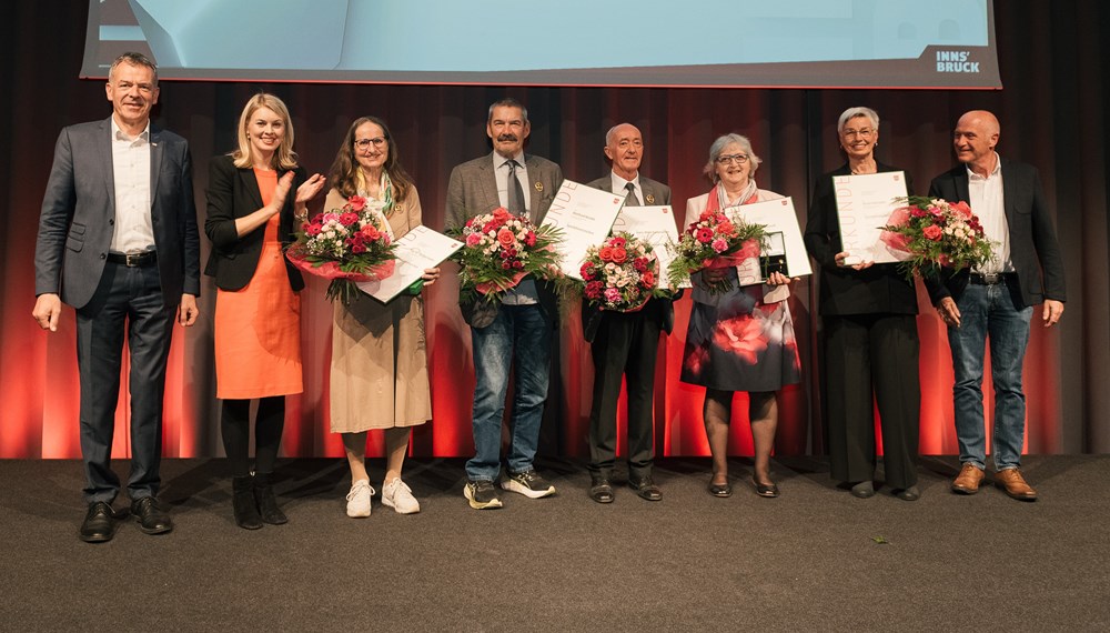 BU: Die Sportehrenzeichen wurden im Zuge der Innsbrucker Sportlerehrung vergeben: Bürgermeister Georg Willi (l.), Sportstadträtin Elisabeth Mayr (2.v.l.) sowie Gemeinderat Kurt Wallasch (r.) gratulierten den Geehrten Barbara Hotter (3.v.l.), Reinhard Kessler (4.v.l.), Hans-Peter Farbmacher (4.v.r.), Regina Vanicek (3.v.r.) und Beate Reinalter (2.v.r.).