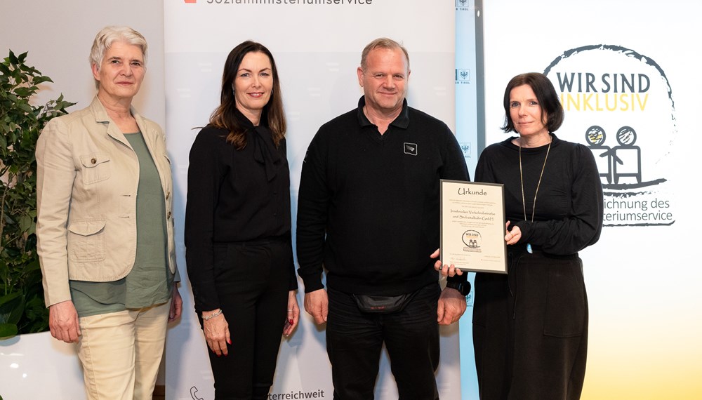 Hohe Auszeichnung für die IVB mit Personalleiterin Birgit Haidacher (2.v.l.), Personalmanagerin Simone Wolfgruber-Röck (r.) und Betriebsrat sowie Behindertenvertrauensperson Armin Haslwanter.
