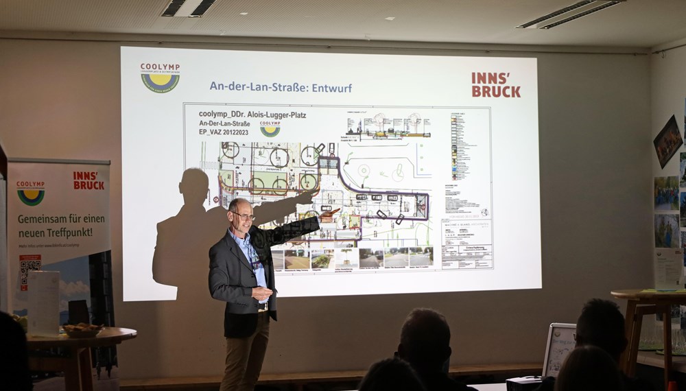 Architekt Gerald Altenweisl (ARGE LAUP) stellt den Entwurf für die Neugestaltung der anliegenden An-der-Lan-Straße vor. Im Sommer 2024 werden weitere Beteiligungsformate zur gemeinsamen Planung des Straßenabschnitts sowie des Olympiaparks stattfinden.