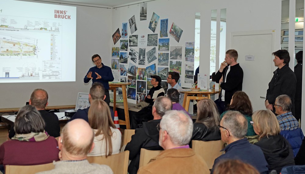 Referent Markus Pinter (Grünanlagen) präsentiert den Entwurf zur Neugestaltung des Olympiaparks, der Detailplan wird im Herbst 2024 vorgestellt. Die Arbeiten an Olympiapark und An-der-Lan-Straße sind für Frühjahr 2025 geplant.