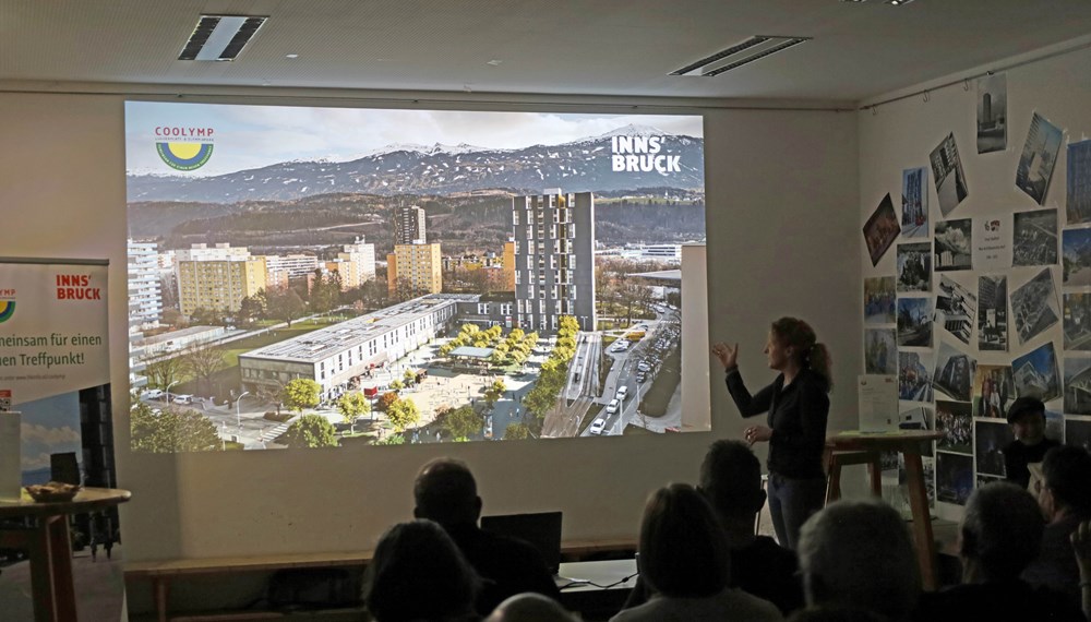 Projektleiterin Christine Schermer vor einer neuen Visualisierung des künftigen Platzes: "Vielen Dank an alle, die sich mit uns auf den Weg zum COOLYMP gemacht haben!"