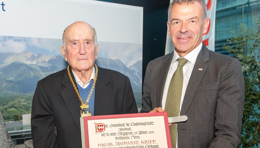 BU: Sigmund Kripp (l.) wurde zum Ehrenbürger von Innsbruck ernannt. Bürgermeister Georg Willi überreichte die Urkunde.