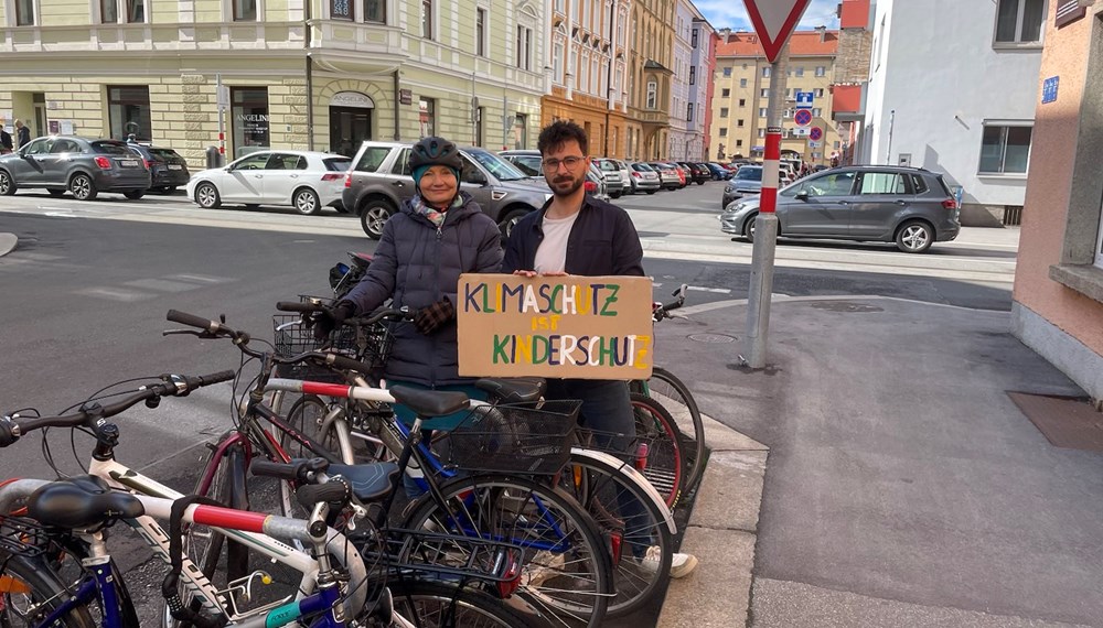 Stadträtin Uschi Schwarzl (l.) und Projektkoordinator Mathias Schweighofer (SOS-Kinderdorf) bei den neuen Radabstellanlagen in der Stafflerstraße.
