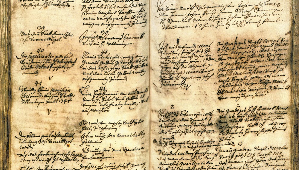 Die Ratsprotokolle der Stadt geben Einblick in die Verwaltung der Stadt. Hier eine Doppelseite aus dem Frühjahr 1718.