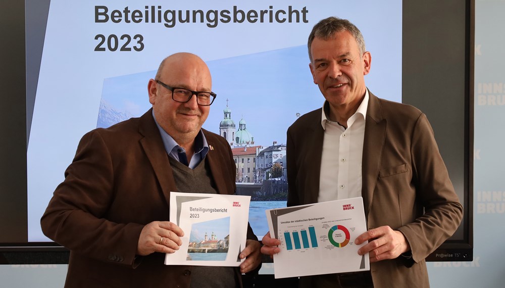 Finanzdirektor Martin Rupprechter und Bürgermeister Georg Willi präsentierten einen Überblick über die Abschlüsse der Tochtergesellschaften im Geschäftsjahr 2022.