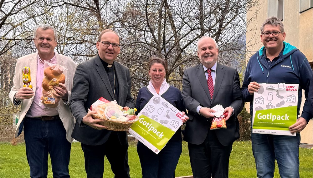 Auch am heurigen Gründonnerstag können sich bedürftige Innsbrucker Familien über eine österliche Überraschung der Innsbrucker Soziale Dienste GmbH (ISD) freuen. Diese haben in Zusammenarbeit mit dem Kooperationspartner Lions Club Igls und den Vinzenzgemeinschaften bereits zum 24. Mal in Folge 300 Osterpakete mit Lebensmittelspenden befüllt. V.l.n.r.: ISD-Geschäftsführer Hubert Innerebner , Bischof Hermann Glettler, Organisatorin Natalie Treitinger (ISD), Vizebürgermeister Andreas Wanker, Christoph Stöckholzer (Lions Club Igls), und Raimund Sölder (ISD, 2. Bild, r.) bedanken sich bei allen SpenderInnen.