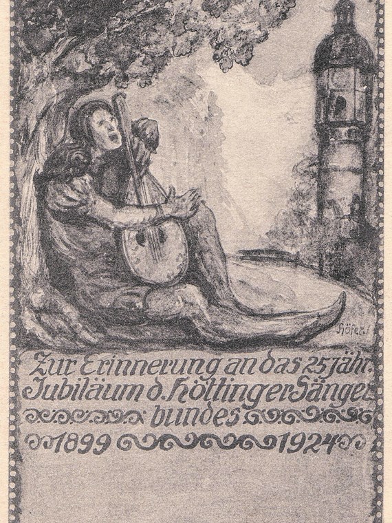 Die Postkarte zeigt die graphische Darstellung eines Minnesängers, der unter einem Baum sitzend auf einer Laute spielt und singt. Rechts von ihm ist die alte Höttinger Kirche zu erkennen. Unter der Darstellung befindet sich folgender Text: „Zur Erinnerung an das 25-jähr. Jubiläum d. Höttinger Sängerbundes 1899 – 1924“.
