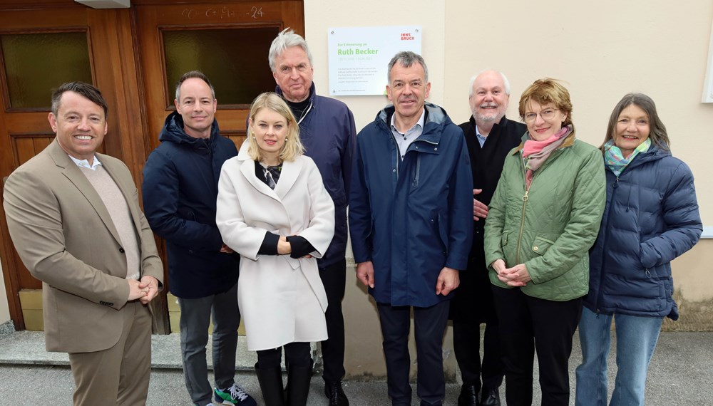 (V.l.n.r.) IIG-Geschäftsführer Franz Danler, Vizebürgermeister Markus Lassenberger, Stadträtin Elisabeth Mayr, Stadtrat Rudolf Federspiel, Bürgermeister Georg Willi, Vizebürgermeister Andreas Wanker, Stadträtin Christine Oppitz-Plörer und Stadträtin Uschi Schwarzl vor der neuen Ehrentafel für Ruth Becker.