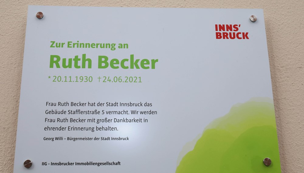 Die neue Gedenktafel für Ruth Becker.