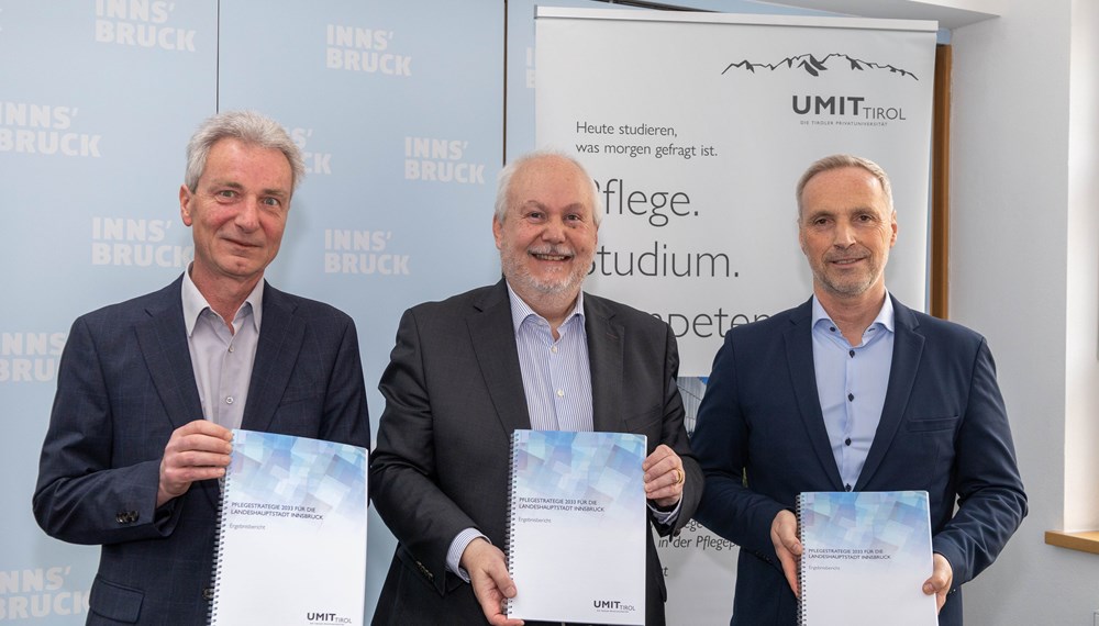Der Endbericht für die Pflegestrategie 2033 liegt vor: Vizebürgermeister Andreas Wanker, Gerhard Müller (r.) und Harald Stummer (beide UMIT TIROL) präsentierten die Details.