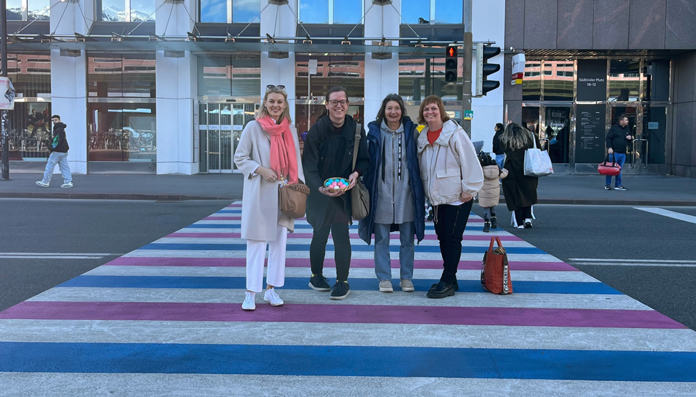 Stadträtin Elisabeth Mayr (l.), Stadträtin Uschi Schwarzl (2.v.r.), Gemeinderätin Renate Krammer-Stark (r.) und Dora Sellner (2.v.l.) vom Verein „Queeres Chaos Kollektiv“, die ursprünglich in einer Mail zur Würdigung des internationalen Transgender Day of Visibility angeregt hatte, auf dem neugestalteten Schutzweg vor dem Innsbrucker Hauptbahnhof.