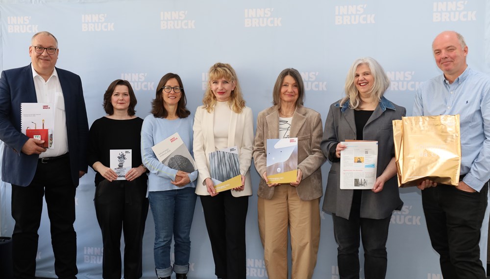 Von der Musikschule über die Bildende Kunst, die Kulturstrategie, die Stadtbibliothek und das Stadtarchiv/Stadtmuseum: Stadträtin Uschi Schwarzl (3. v.r.) und Kulturamtsleiterin Isabelle Brandauer (Mitte) präsentierten gemeinsam mit den ReferentInnen die breite Vielfalt des städtischen Kulturamtes.