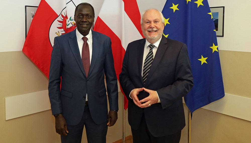 Seine Exzellenz Botschafter Maurice Makoloo (l.) ist seit Februar 2024 offizieller Vertreter der Republik Kenia in Wien. Nun besuchte er die Stadt Innsbruck, wo er von Vizebürgermeister Andreas Wanker (r.) herzlich empfangen wurde. Beim gemeinsamen Austausch im Rathaus wurden zahlreiche Themen besprochen, darunter touristische und wirtschaftliche Ebenen der Zusammenarbeit sowie verschiedene Aspekte des Gesundheitssystems.