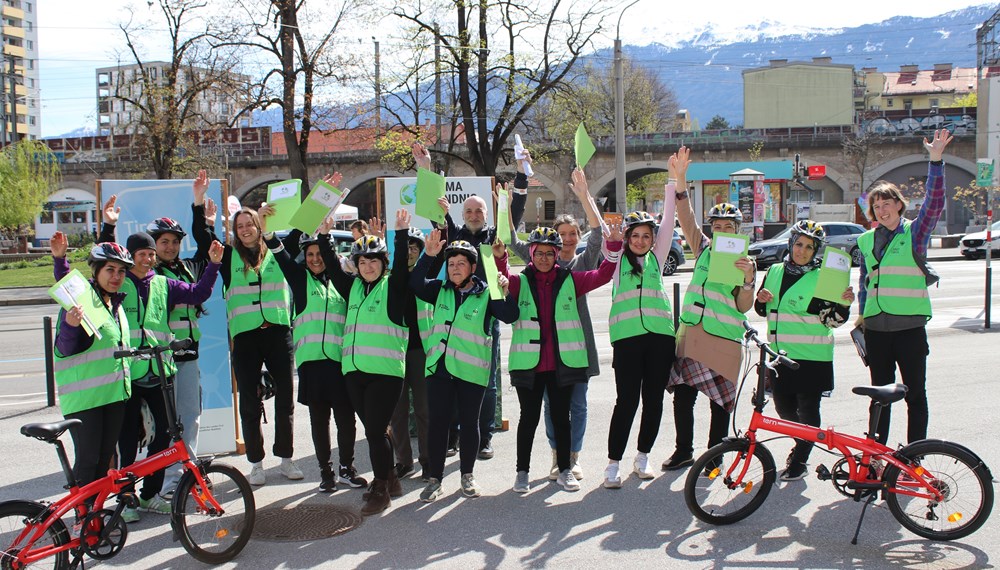 Innsbrucks Mobilitätsstadträtin Uschi Schwarzl (5. v. r.) und der städtische Radkoordinator Christian Schoder (hi., 7. v. r.) freuten sich bei der Urkundenübergabe mit den Teilnehmerinnen, die nun geschult und sicher auf zwei Rädern die Stadt erkunden können.