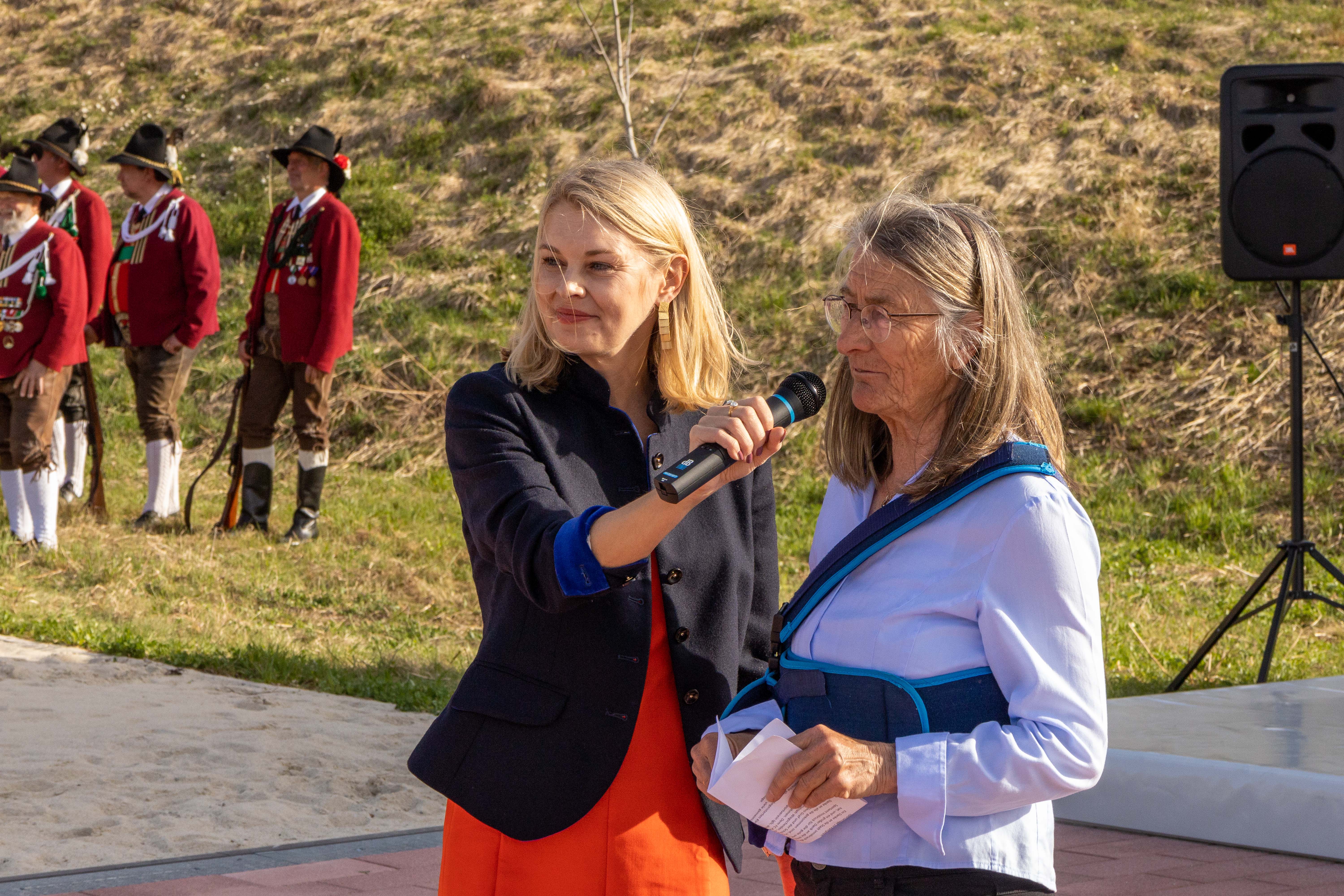 Sportstadträtin Elisabeth Mayr bedankte sich bei Maria Zimak und dem gesamten Unterausschuss Igls für deren Engagement bei der Umsetzung der Sportanlage.