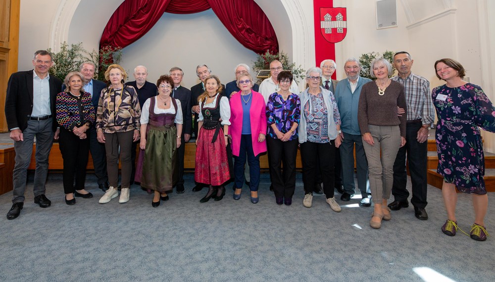 Anfang April feierten wieder 29 Ehepaar aus Innsbruck Ihr Hochzeitsjubiläum auf Einladung des Bürgermeisters in festlichen Ambiente der Ursulinensäle mit Musik und guter Unterhaltung. Dabei waren ein "Eisernes" Ehepaar (65 Ehejahre), acht "Diamantene" (60 Ehejahre) und 19 "Goldene" Ehepaare. Sie alle wurden im festlichen Ambiente und im Beisein von Bürgermeister Georg Willi gefeiert.