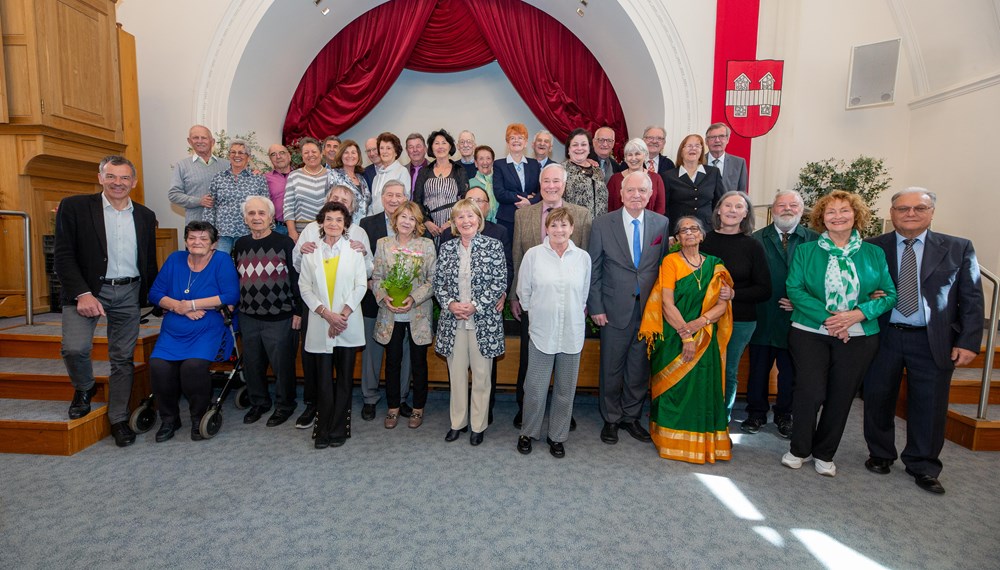 Anfang April feierten wieder 29 Ehepaar aus Innsbruck Ihr Hochzeitsjubiläum auf Einladung des Bürgermeisters in festlichen Ambiente der Ursulinensäle mit Musik und guter Unterhaltung. Dabei waren ein "Eisernes" Ehepaar (65 Ehejahre), acht "Diamantene" (60 Ehejahre) und 19 "Goldene" Ehepaare. Sie alle wurden im festlichen Ambiente und im Beisein von Bürgermeister Georg Willi gefeiert.