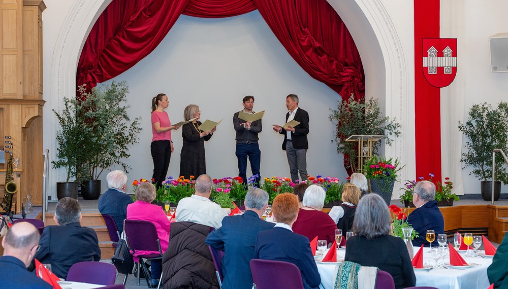 Anfang April feierten wieder 29 Ehepaar aus Innsbruck Ihr Hochzeitsjubiläum auf Einladung des Bürgermeisters in festlichen Ambiente der Ursulinensäle mit Musik und guter Unterhaltung. Dabei waren ein "Eisernes" Ehepaar (65 Ehejahre), acht "Diamantene" (60 Ehejahre) und 19 "Goldene" Ehepaare. Sie alle wurden im festlichen Ambiente und im Beisein von Bürgermeister Georg Willi gefeiert.