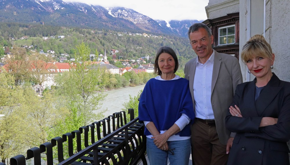 Gemeinden sollten bei den Bundesförderungen im Bereich Kultur einen höheren Stellenwert bekommen: Bürgermeister Georg Willi, Kulturstadträtin Uschi Schwarzl und Kulturamtsleiterin Isabelle Brandauer (re.).