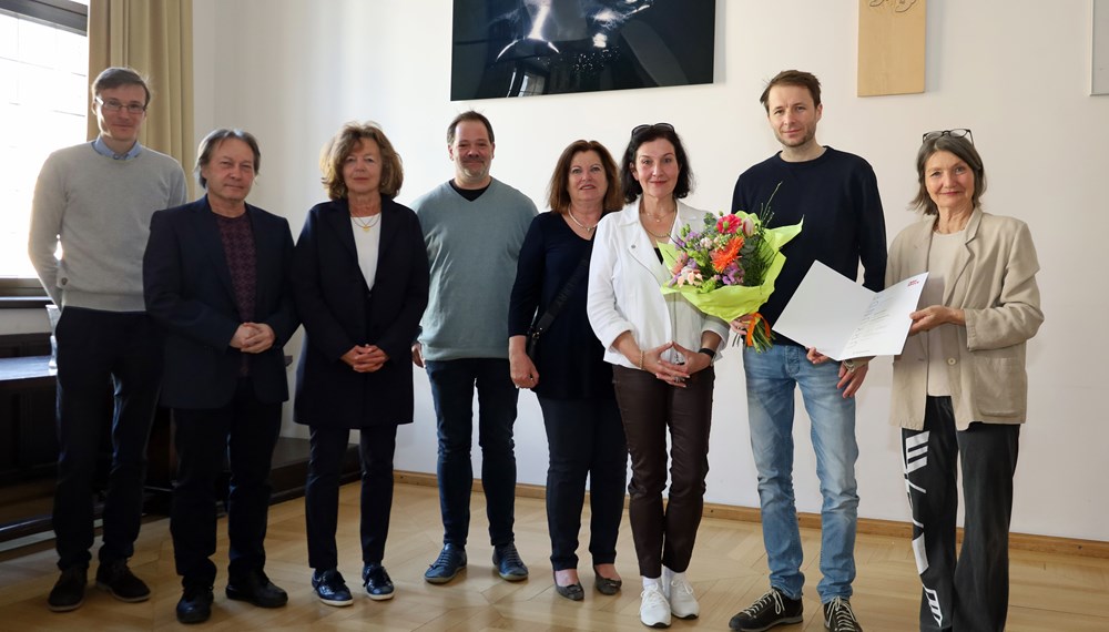 Der Preisträger der „gedenk_potenziale 2025“ Richard Schwarz (2. v.r.) mit Kulturstadträtin Uschi Schwarzl (1. v.r.) mit (von links) Matthias Egger (Stadtarchiv/Stadtmuseum), den Jurymitgliedern Horst Schreiber, Gisela Hormayr und Michael Haupt sowie den Gemeinderätinnen Marlene Trinkl und Irene Heisz (Kulturausschuss).