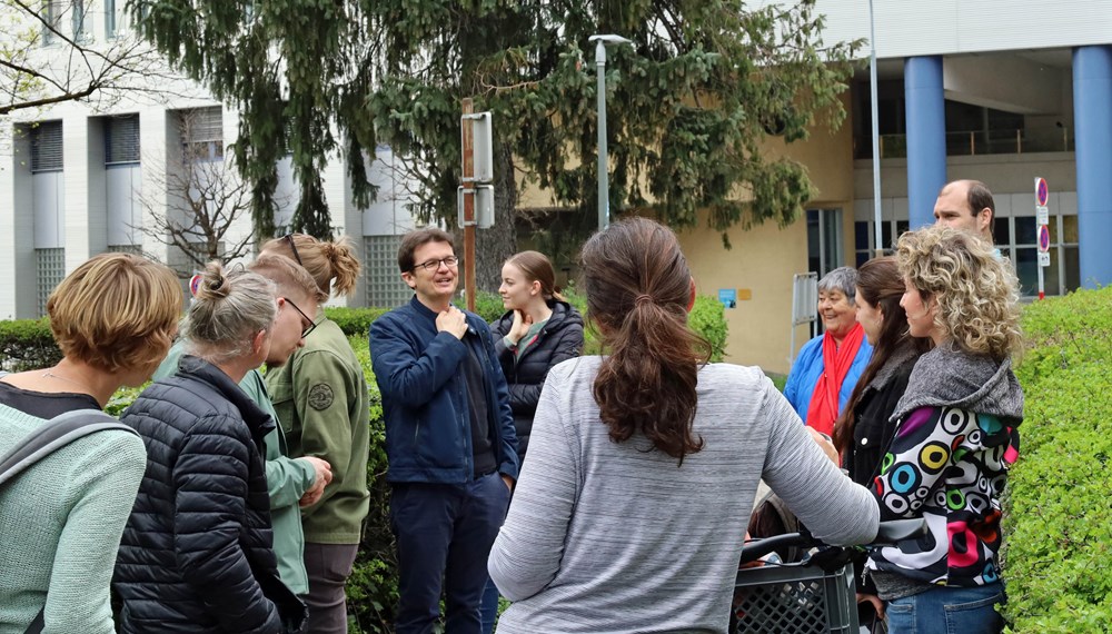 Referent Markus Pinter (5.v.l.) und Landschaftsplanerin Elena Jäger (6.v.l.) bei der gemeinsamen Begehung des Beseleparks.