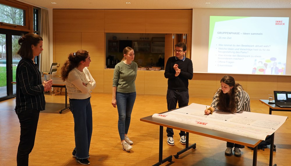 Referent Markus Pinter (2.v.r.), Landschaftsplanerin Elena Jäger (3.v.l.) und Sarah Rasi (BürgerInnenbeteiligung, r.) nehmen die Ideen der BürgerInnen auf.