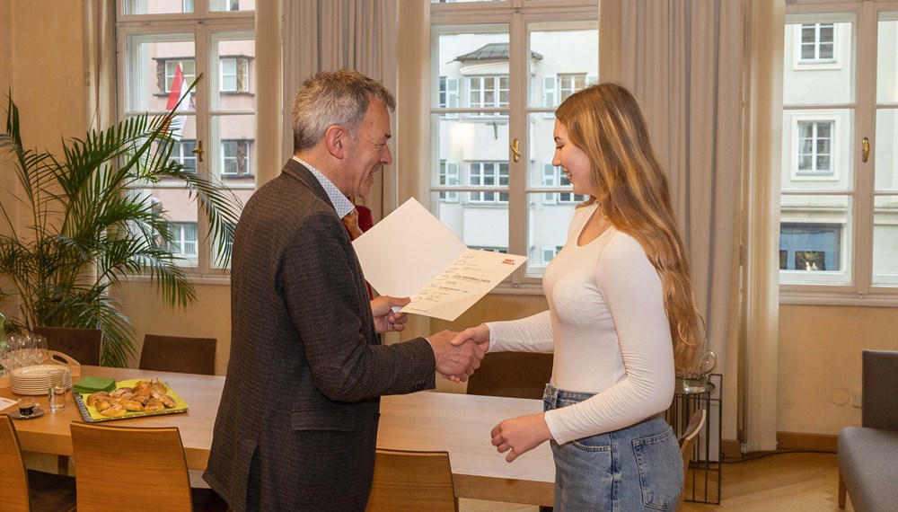 Die Cheerleading Nachwuchs Nationalteams haben im Vorjahr wieder österreichische Sportgeschichte geschrieben. Mit perfekten Final-Routinen wurden die Athletinnen aus Österreich mit Gold bei den ICU World Championships 2023 in den Kategorien Youth All Girl Median und Junior All Girl Advanced belohnt.
Mit Laura Pegutter und Julia Krimbacher (beide Kategorie Youth All Girl Median) waren auch zwei Raiderettes aus Tirol bei den Events in Orlando (USA) mit auf der Matte und haben zum erneuten Erfolg beigetragen. Aufgrund eines Übermittlungsfehlers bei der Ehrungsmeldung wurde die 14-jährige Innsbruckerin Julia Krimbacher nachträglich von Bürgermeister Georg Willi und Sportamtsleiters Romuald Niescher für ihre Erfolge geehrt.